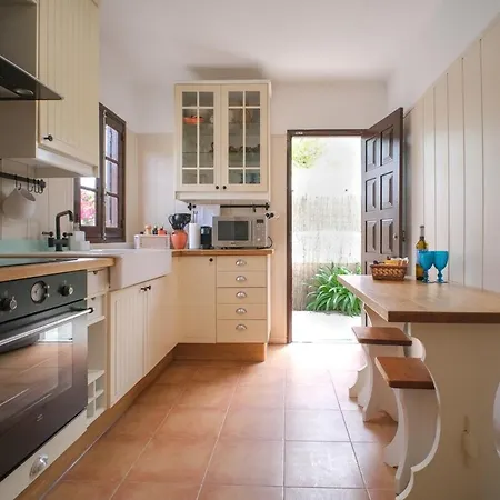 The Wooden House Near The * Aroeira (Setubal)