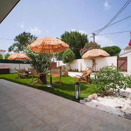 The Wooden House Near The * Aroeira (Setubal)