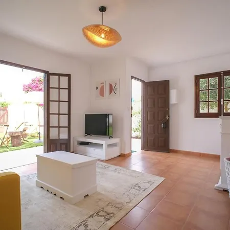 בית נופש The Wooden House Near The *