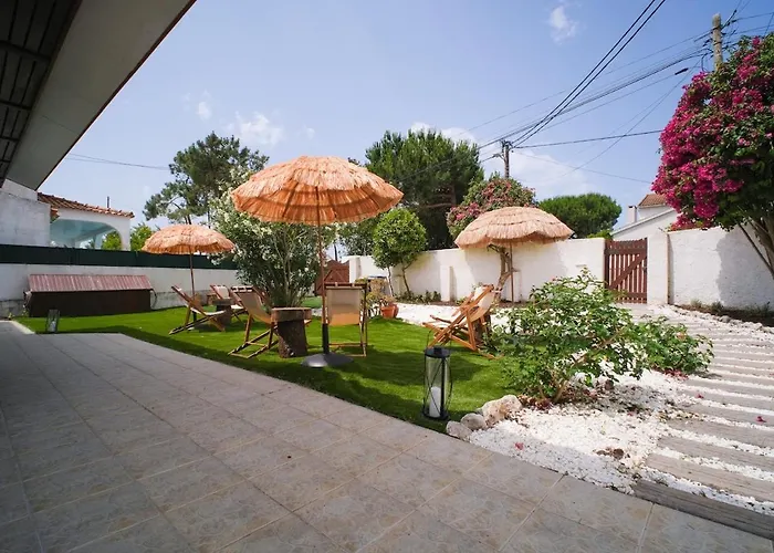 The Wooden House Near The * Aroeira (Setubal)