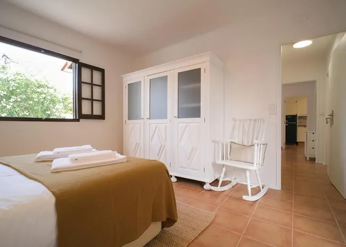 The Wooden House Near The * Aroeira (Setubal)